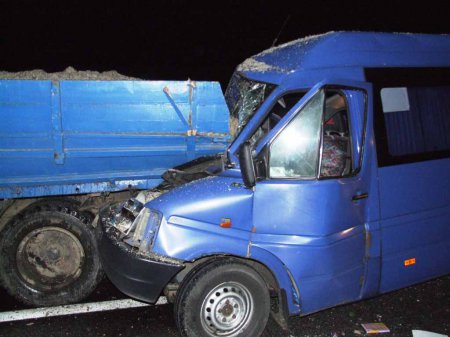 На Рівненщині автобус зіткнувся з вантажівкою: 7 людей травмовано