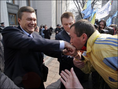 Янукович лідирує  у президентських перегонах