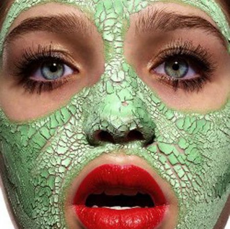 Жінки наносять на обличчя хімікати