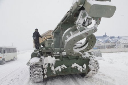 Армія продовжує надавати допомогу у подоланні наслідків снігового шторму