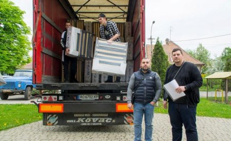 Зі словацького міста-побратима Кошице в Ужгород привезли 350 мобільних ліжок для переселенців