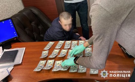 Рівненські правоохоронці затримали чоловіка на спробі «відкупитися» від кримінальної відповідальності