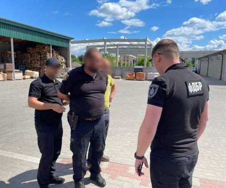 Правоохоронці  на Рівненщині  викрили поліцейського, який за хабар мав відтермінувати мобілізацію призовника