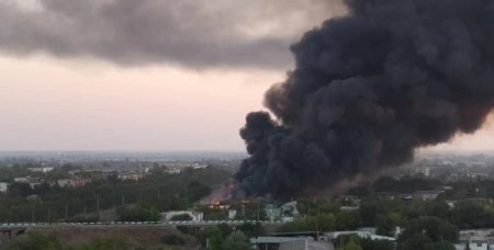 Палає нафтобаза: ранок у північному Криму розпочався з потужної пожежі