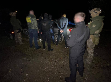 На Закарпатті поліція заблокувала канал нелегальної переправи чоловіків через державний кордон України: викрито п’ятьох фігурантів