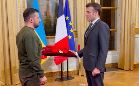 Данина поваги до України: Президент Франції нагородив Володимира Зеленського орденом Почесного Легіону