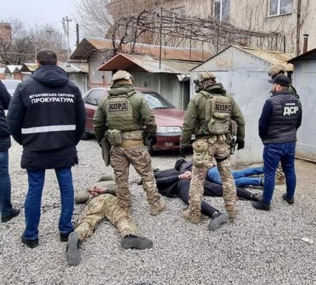 Вимагали неіснуючий борг, били та погрожували вбивством: у Мукачеві поліція затримала двох рекетирів