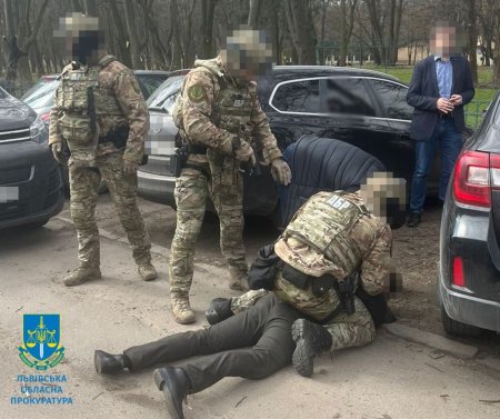 На Львівщині затримано поліцейських, які вимагали хабар від працівників благодійного фонду