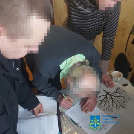 Священнику, який вдарив хлопчика з прапором України та його приятеля під час зібрання громади в смт Іршанську, повідомили про підозру