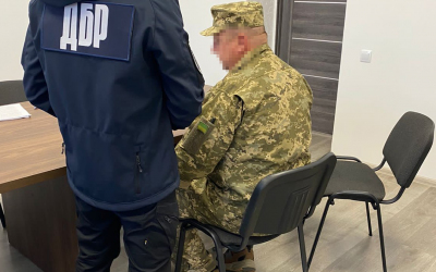 ДБР повідомило про підозру посадовцю військової частини Рівненщини, який протиправно призначав бойові доплати підлеглим