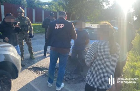 На Закарпатті колишній правоохоронець переправляв чоловіків за кордон: ДБР затримало злочинну групу