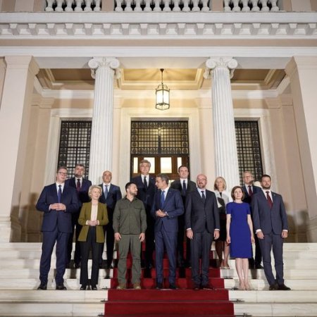Одинадцять лідерів балканських країн, включаючи Сербію, під час саміту,  підписали Афінську декларацію на підтримку територіальної цілісності України