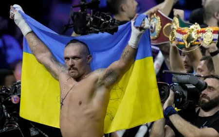 Українець Усик переміг Дюбуа та захистив чемпіонські титули